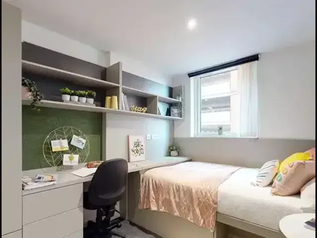 Silver Ensuite Upper Level room image 1