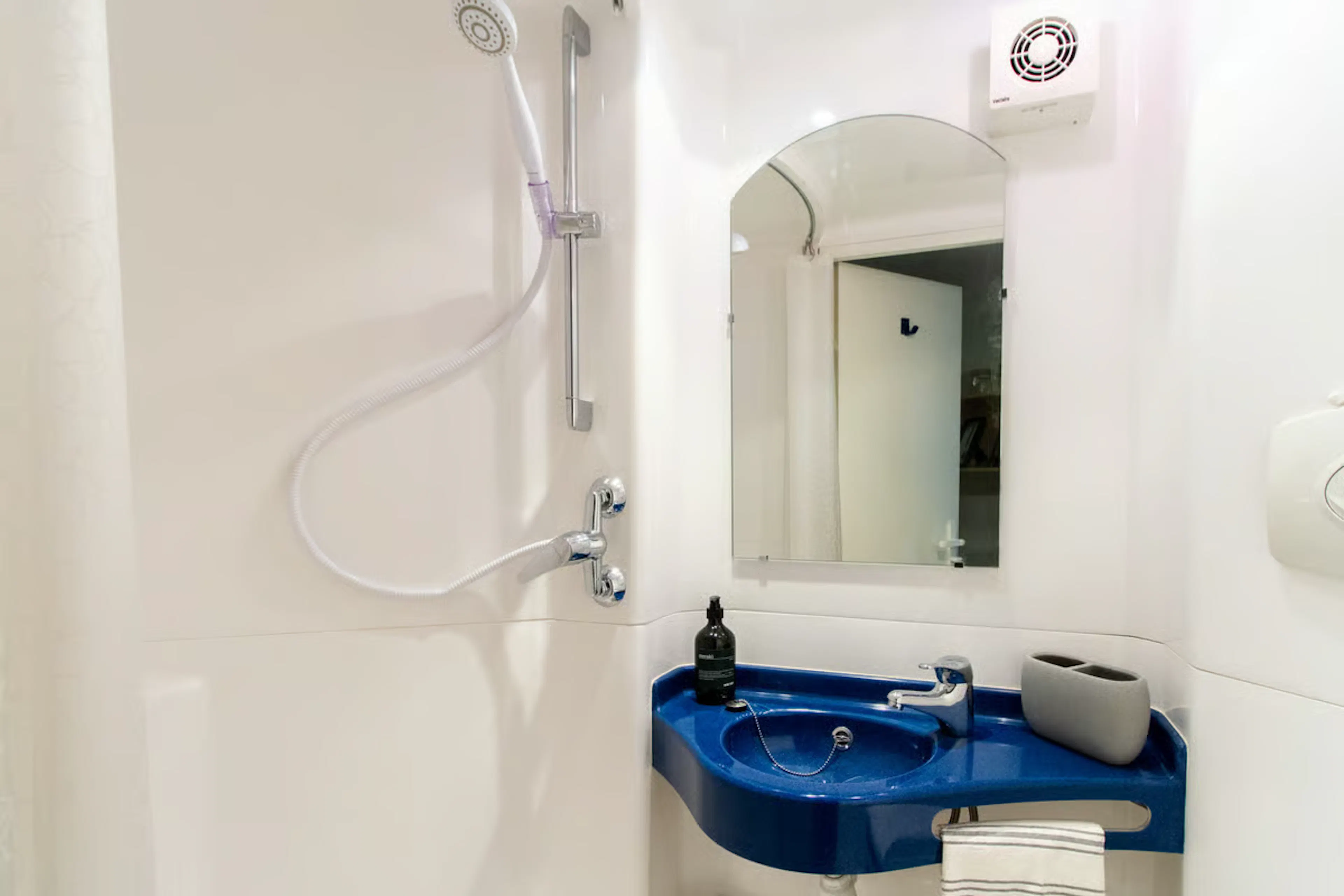 Silver Ensuite BATHROOM 2