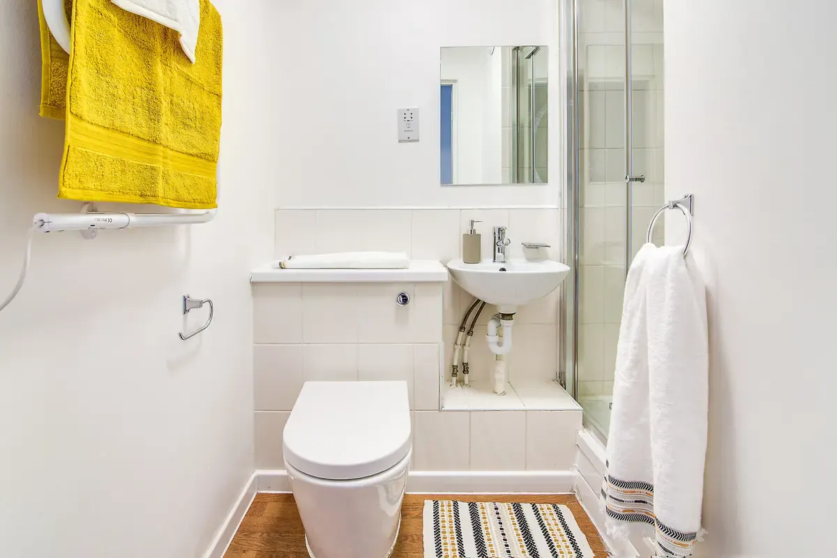 Silver Ensuite BATHROOM 2