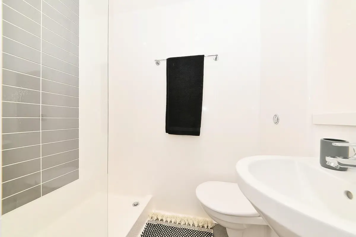 Silver En-Suite BATHROOM 4