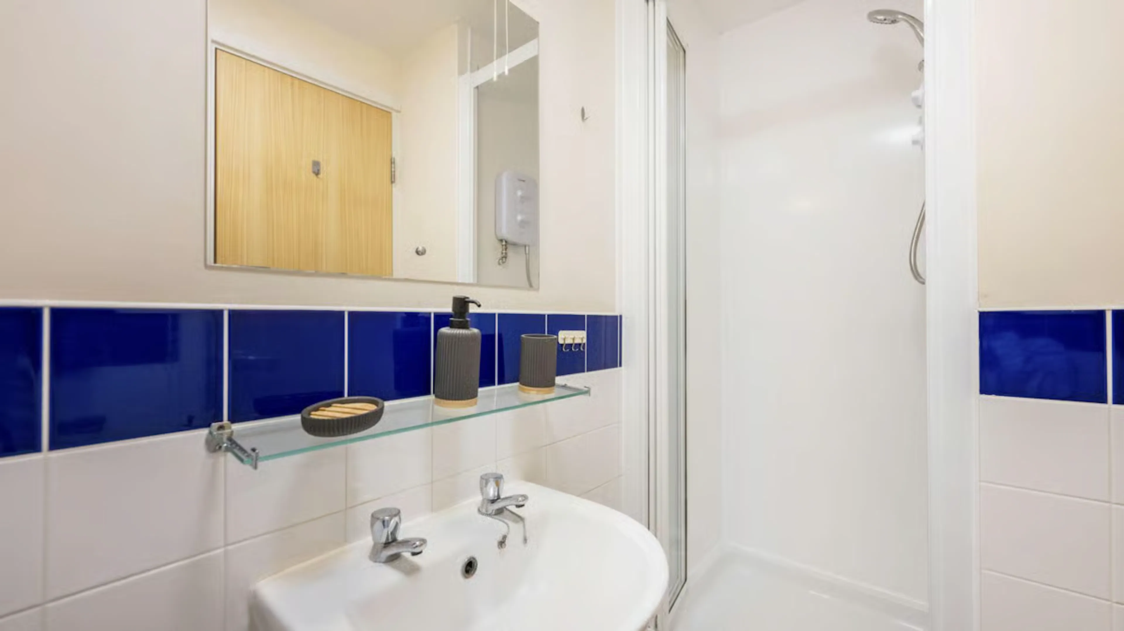 Silver Ensuite BATHROOM 3