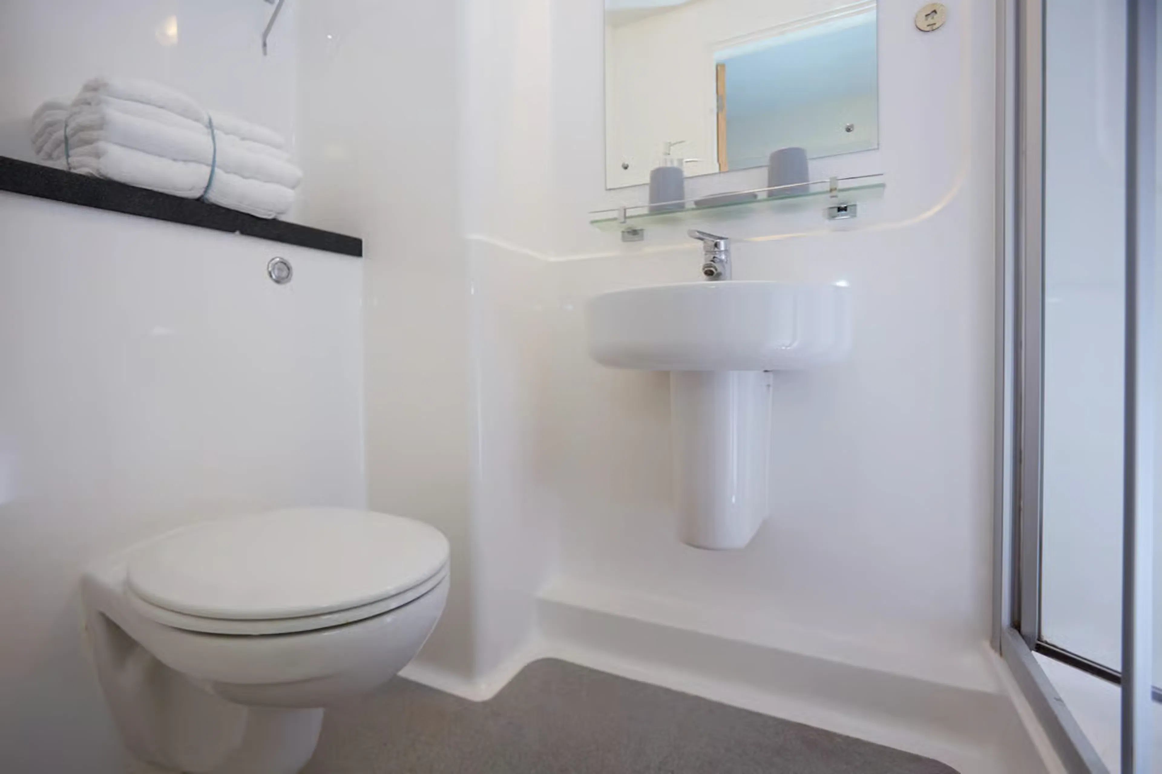 Silver En Suite BATHROOM 3