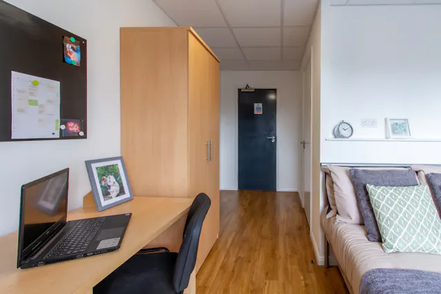 Silver Ensuite room image 2