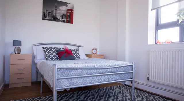 Silver Ensuite room image 3