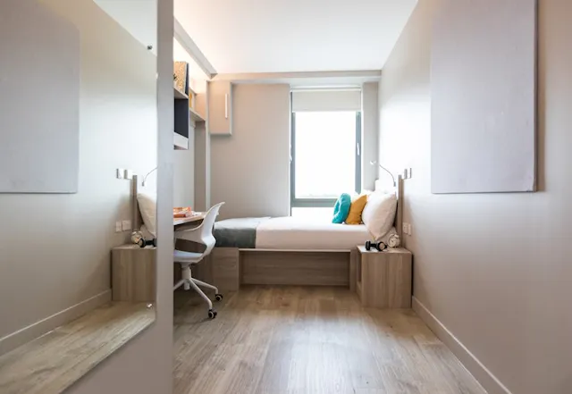 Silver En-suite room image 1