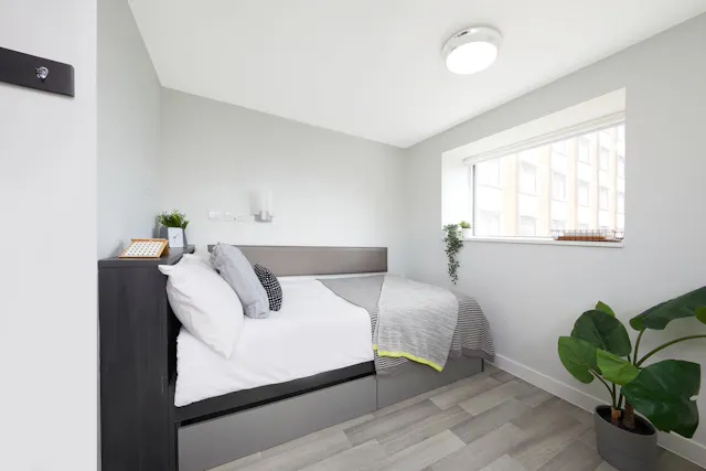 Silver Ensuite room image 1