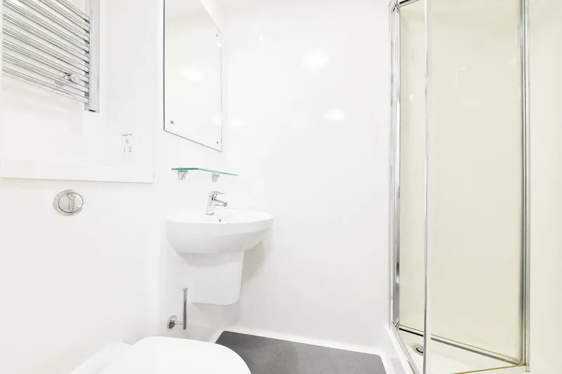 Attic En Suite BATHROOM 3