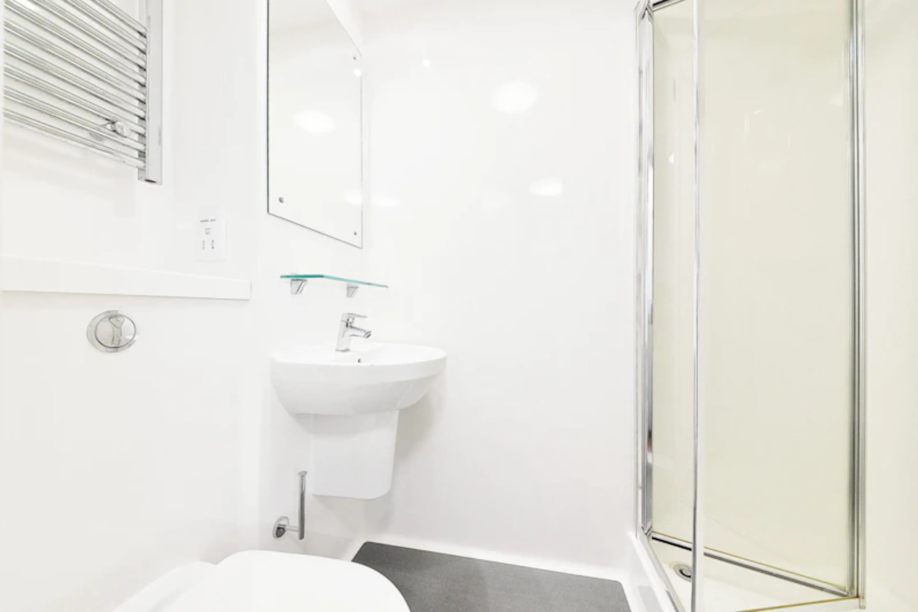 Silver En Suite BATHROOM 1