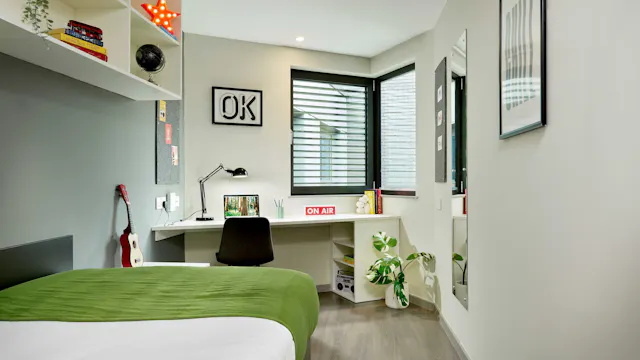 Silver Plus Ensuite room image 1