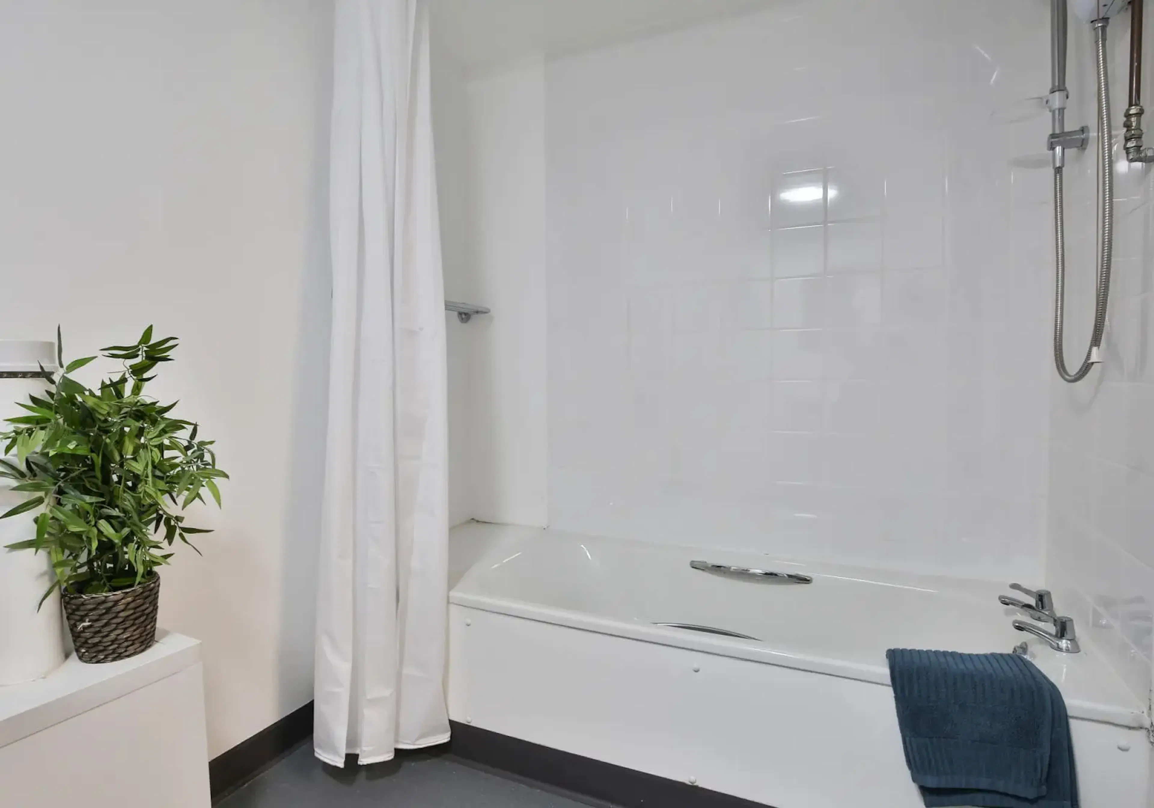 Silver Plus Room BATHROOM 3