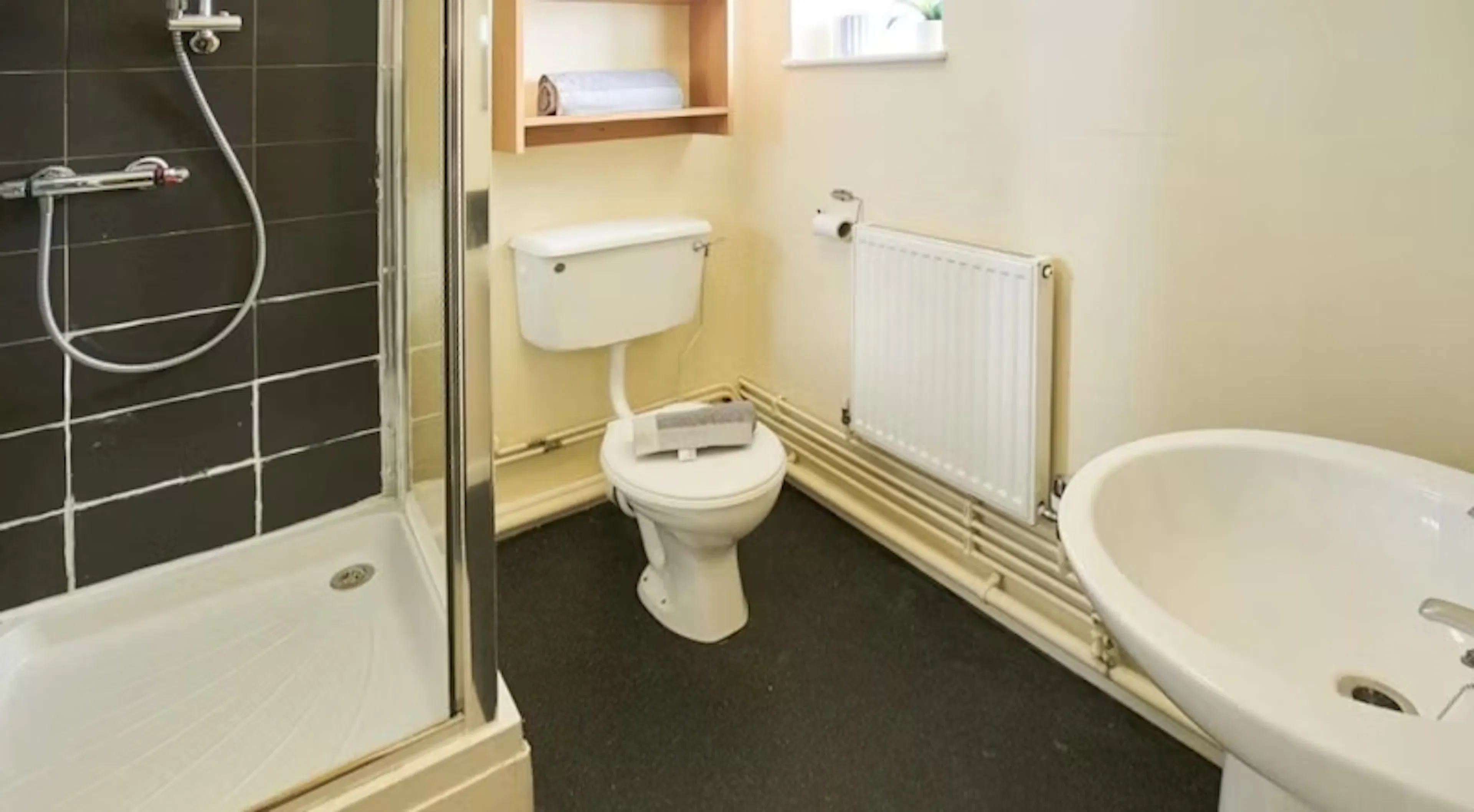 Silver Room BATHROOM 4