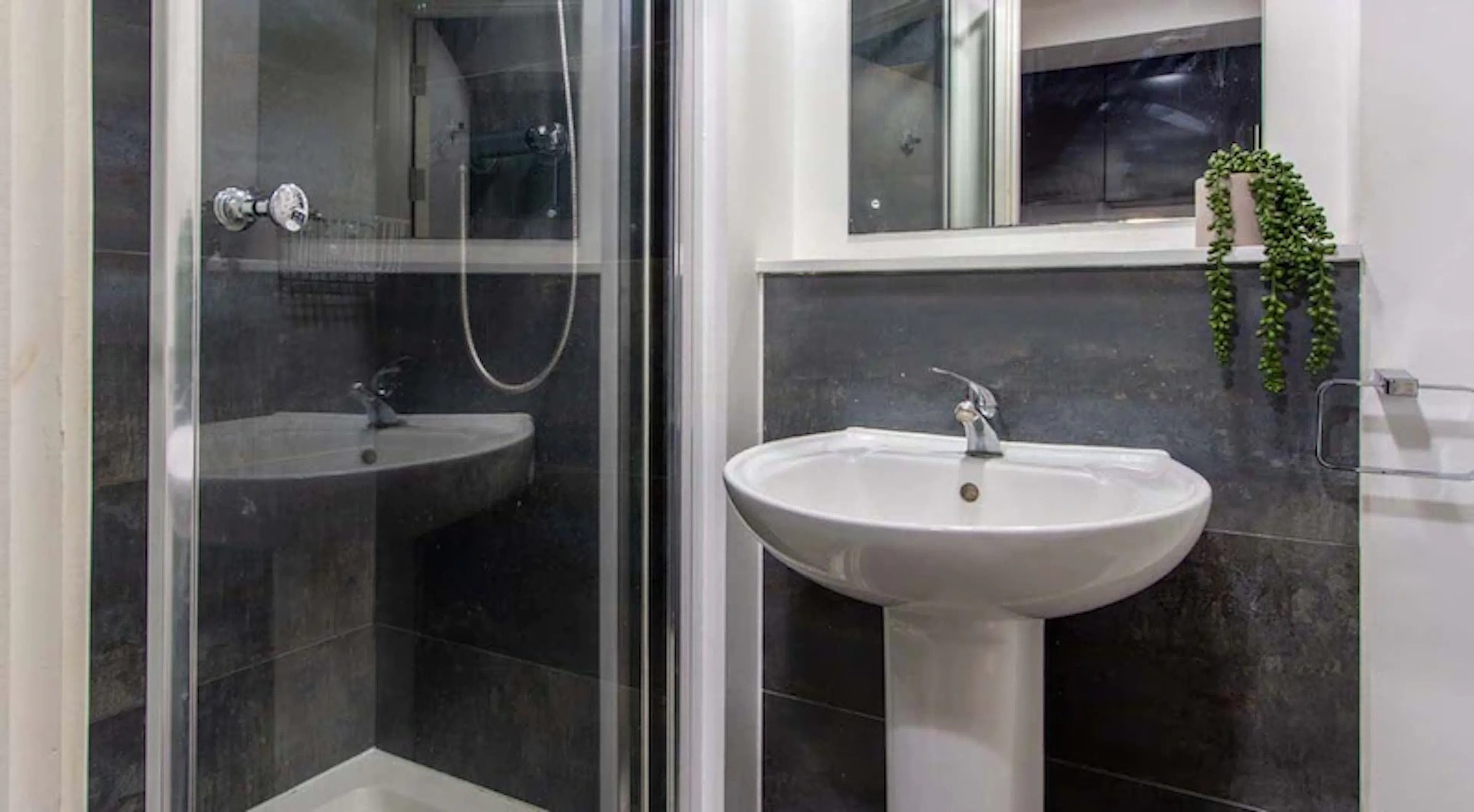 Silver Studio BATHROOM 3