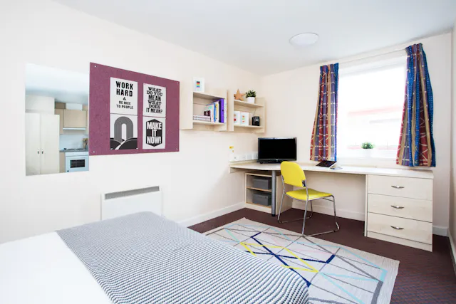 Silver Studio room image 2