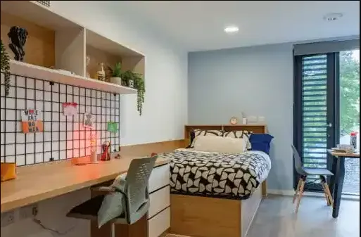 Silver Studio room image 3