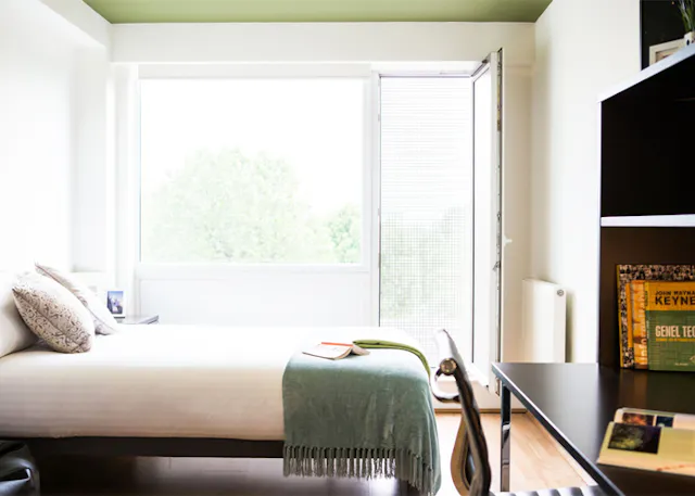 Silver Studio Mid Level Premium Canal View room image 1