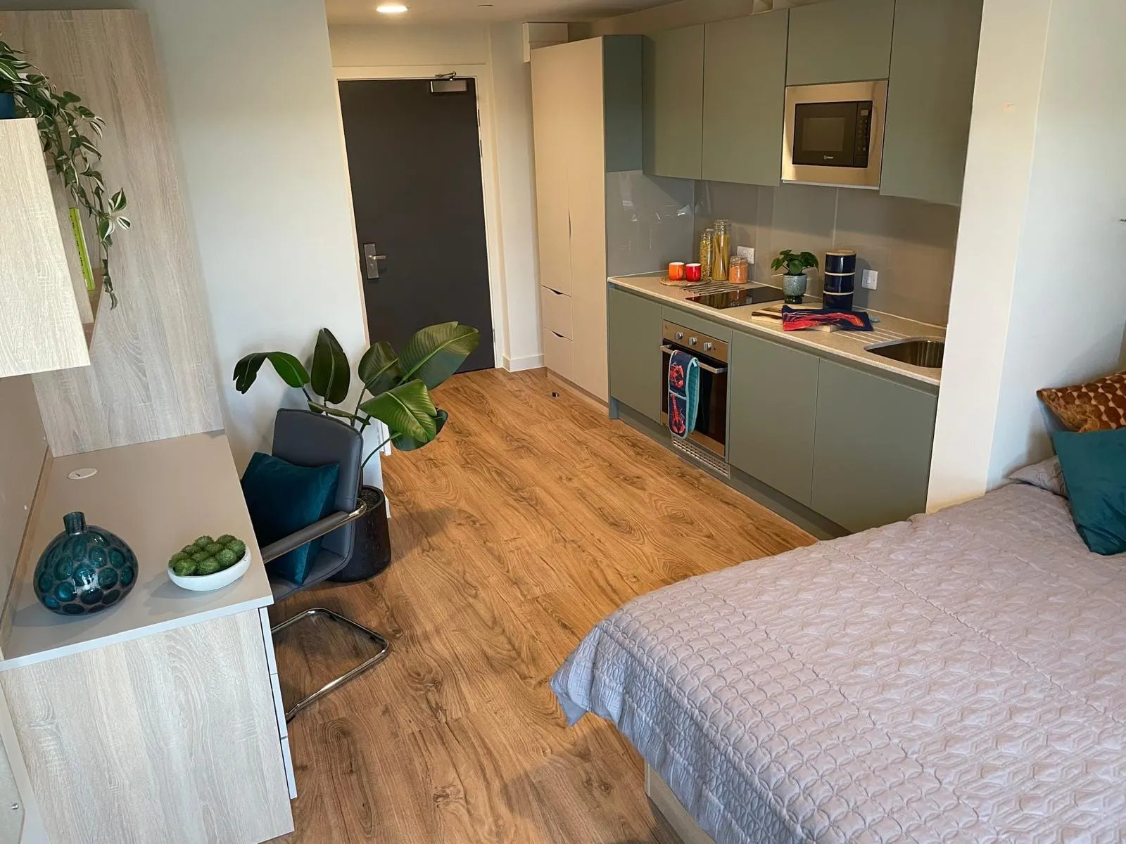 Silver Studio - Mid Floor