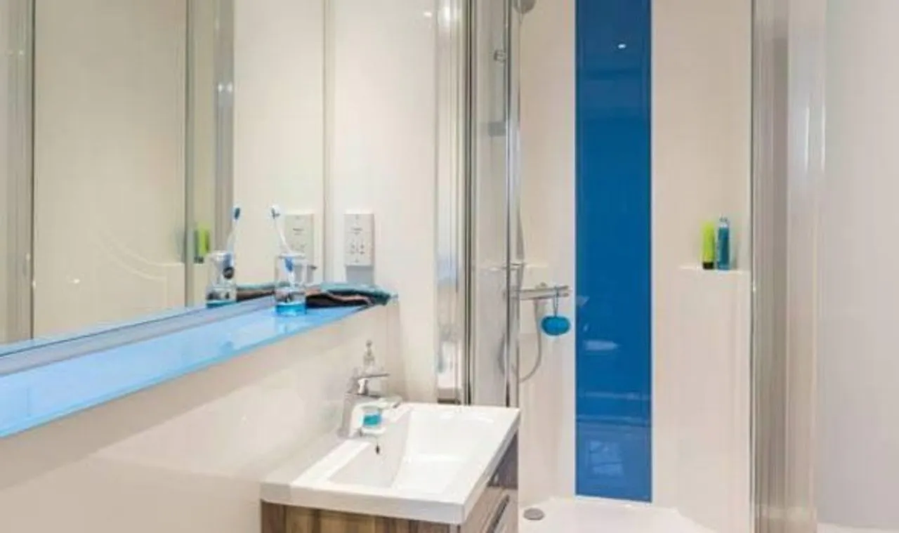 Silver Studio BATHROOM 3