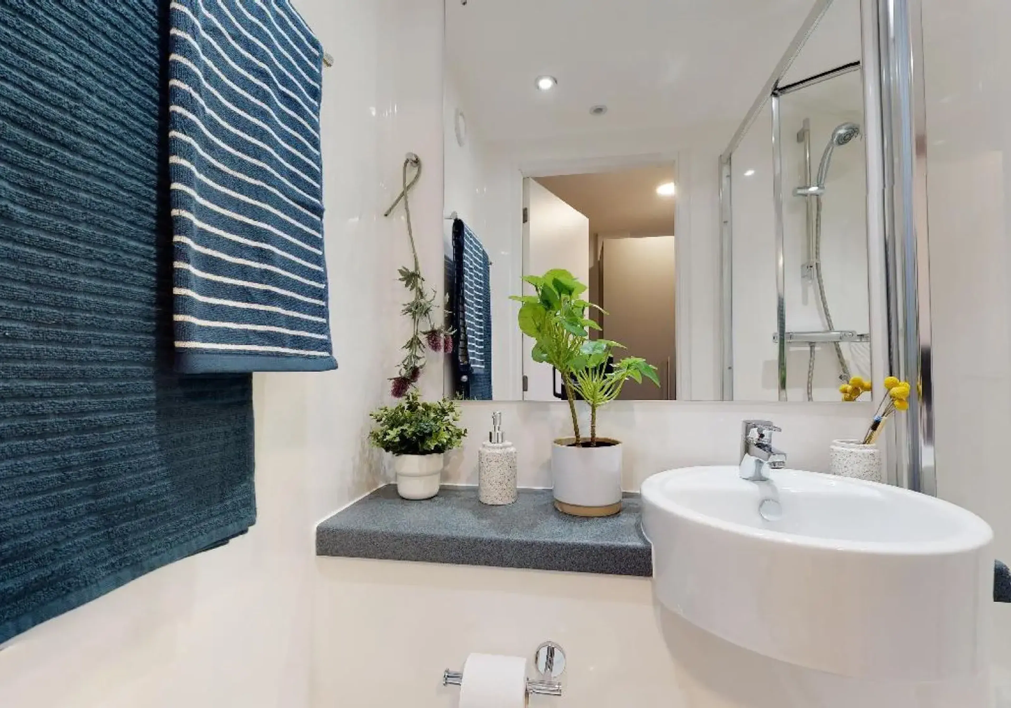 Silver Studio BATHROOM 3