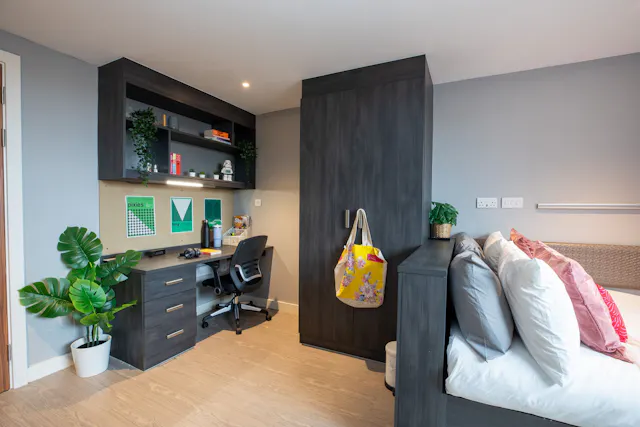 Silver Studio room image 2