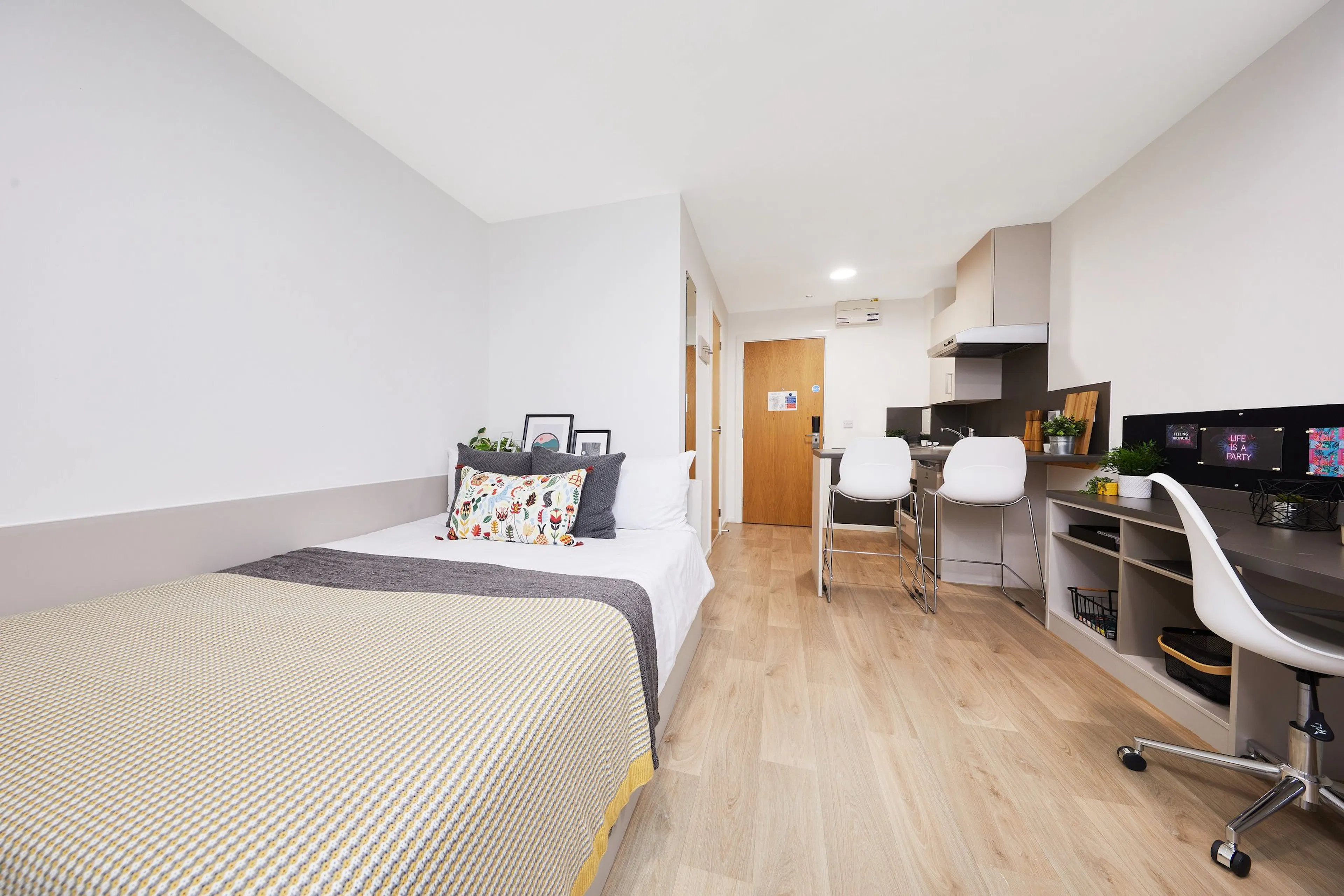 Silver Studio ROOM 4