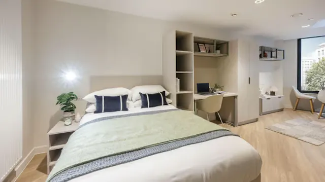 Silver Studio room image 1