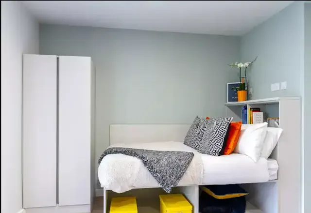 Silver Studio room image 3