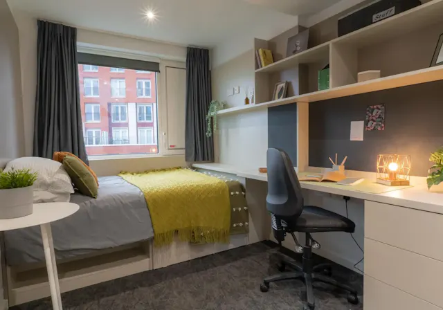 Silver 3 Bed Apartment room image 1