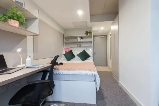 Silver Twin Plus Ensuite room image 1