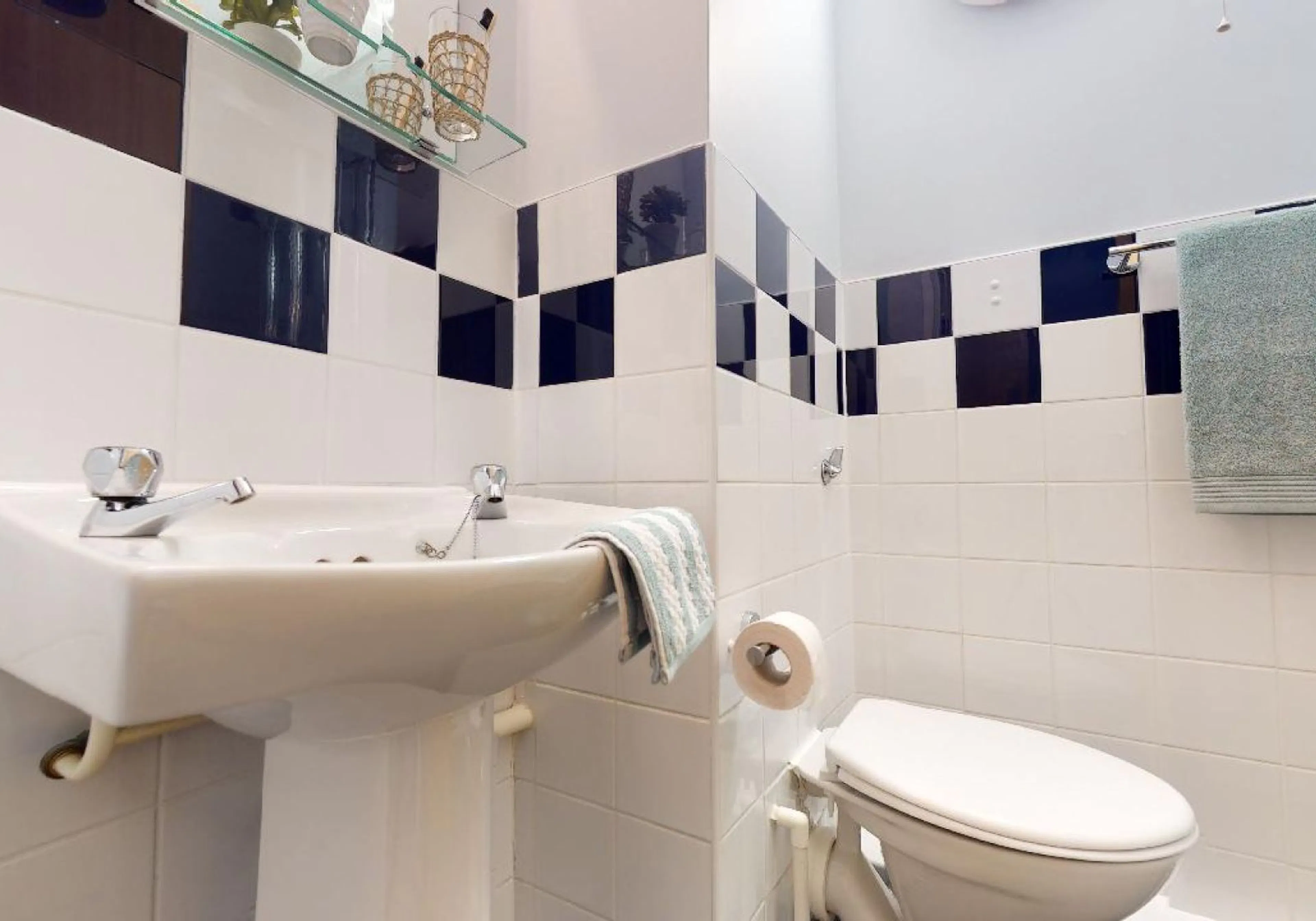 Silver Two Bed Apartment Plus BATHROOM 1