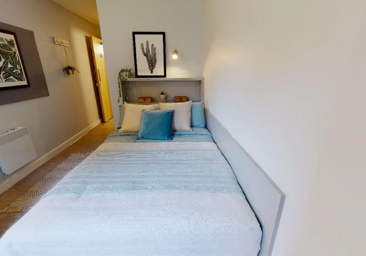 Silver Two Bed Apartment Plus ROOM