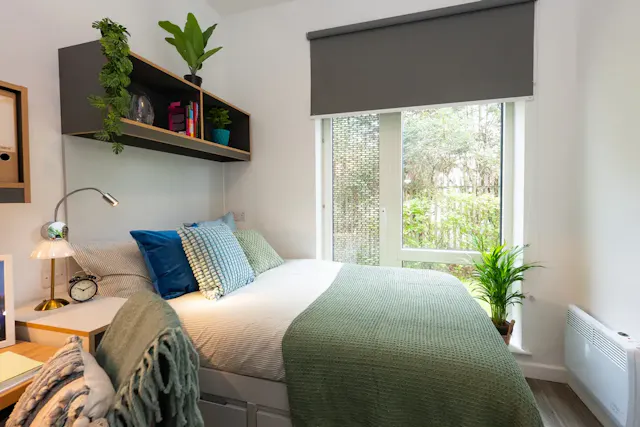 Silver En-suite room image 2
