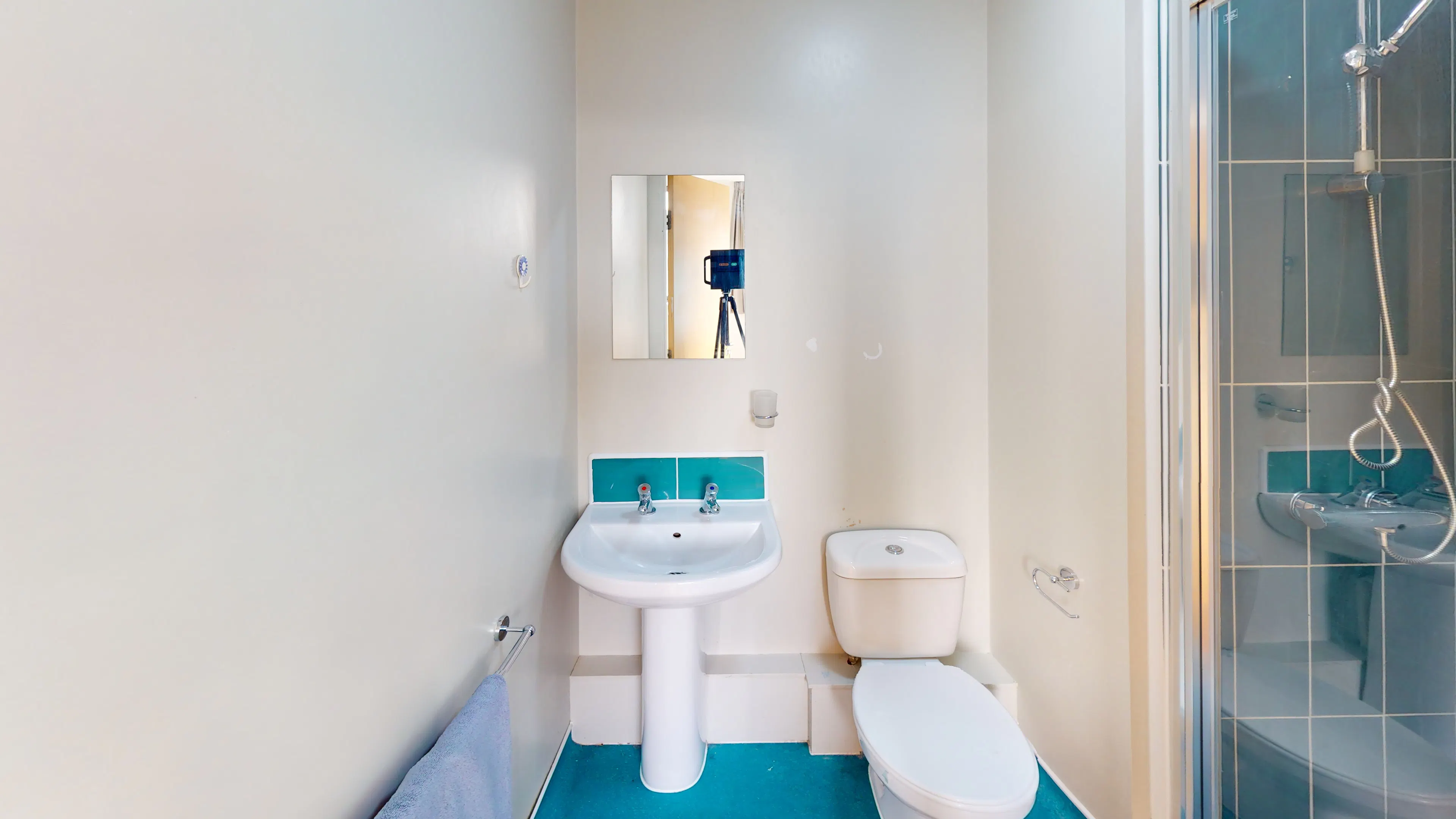 Platinum Studio BATHROOM 2