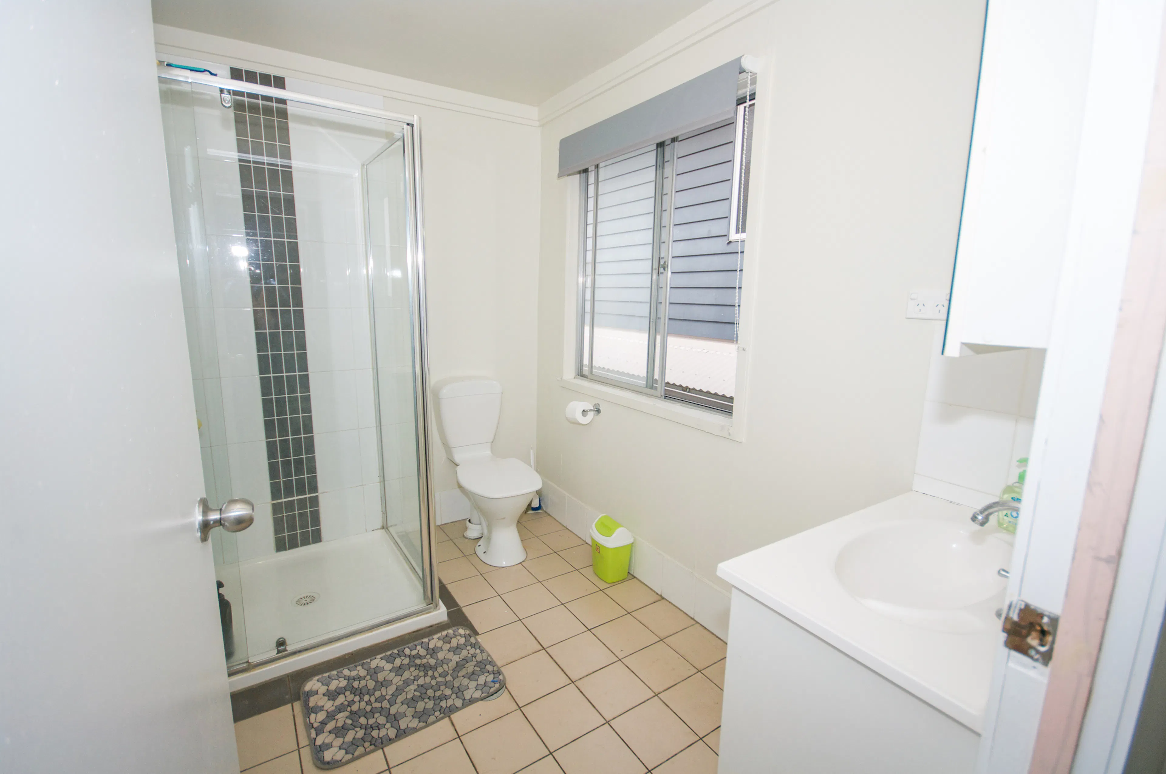 Single Room BATHROOM 2