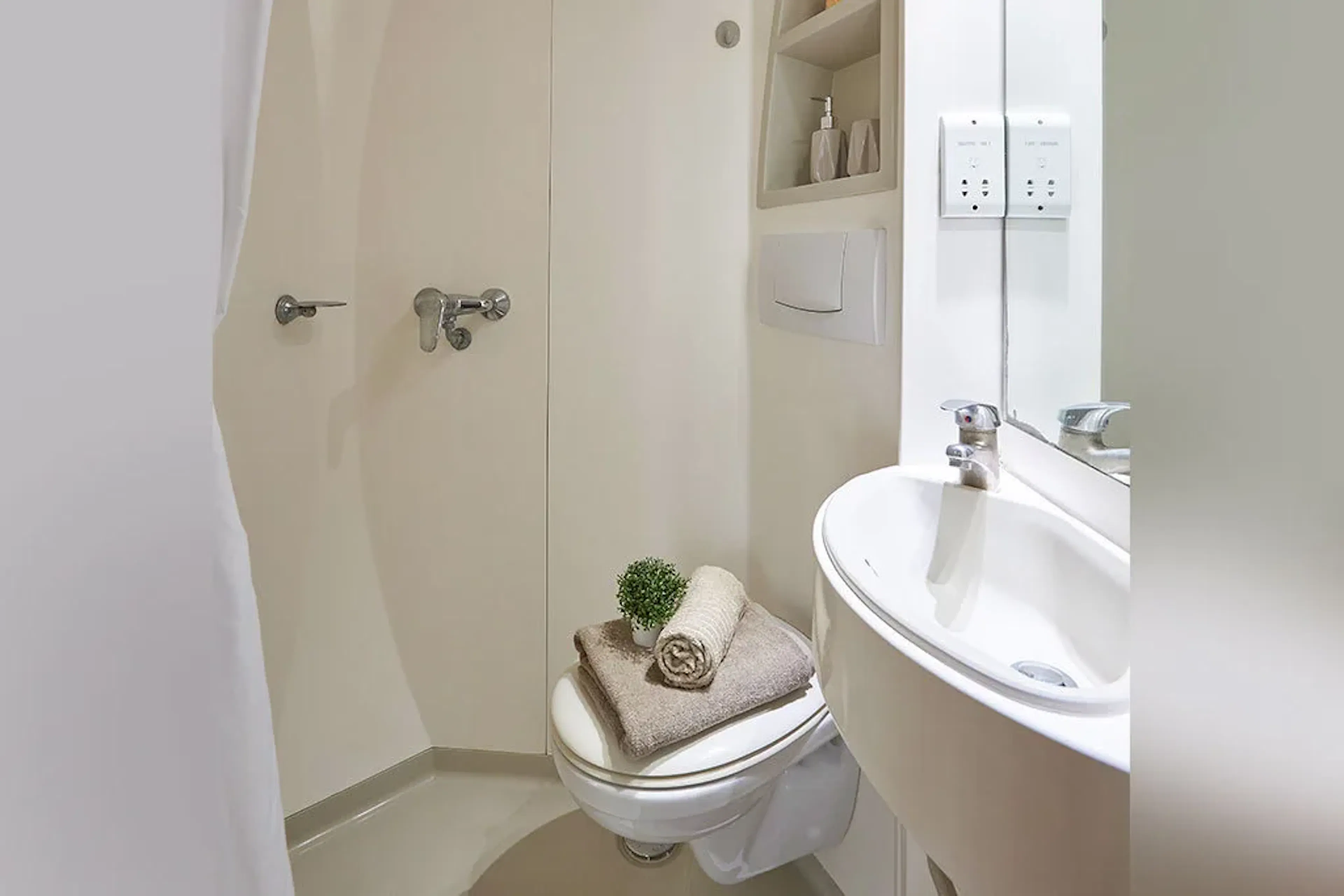Single En-suite Ground Floor BATHROOM 1