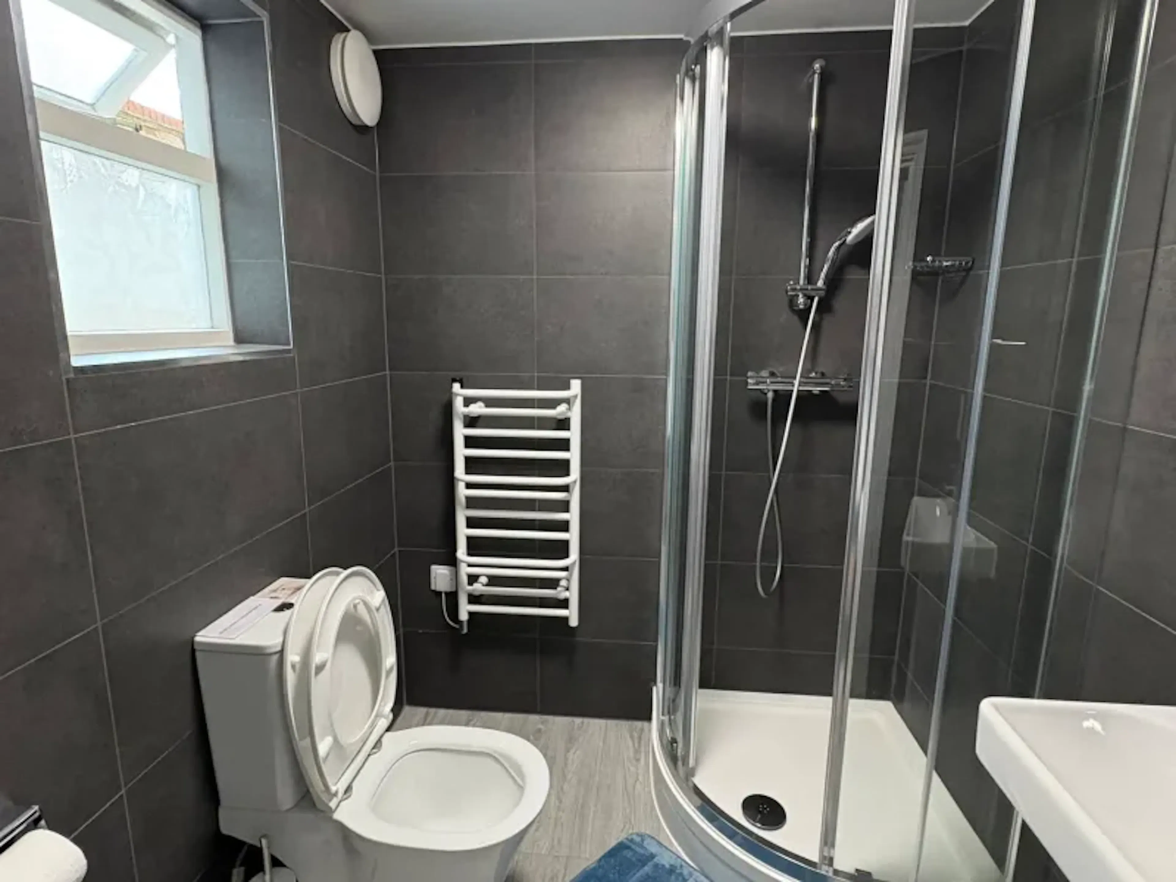 Single Ensuite Room BATHROOM 4