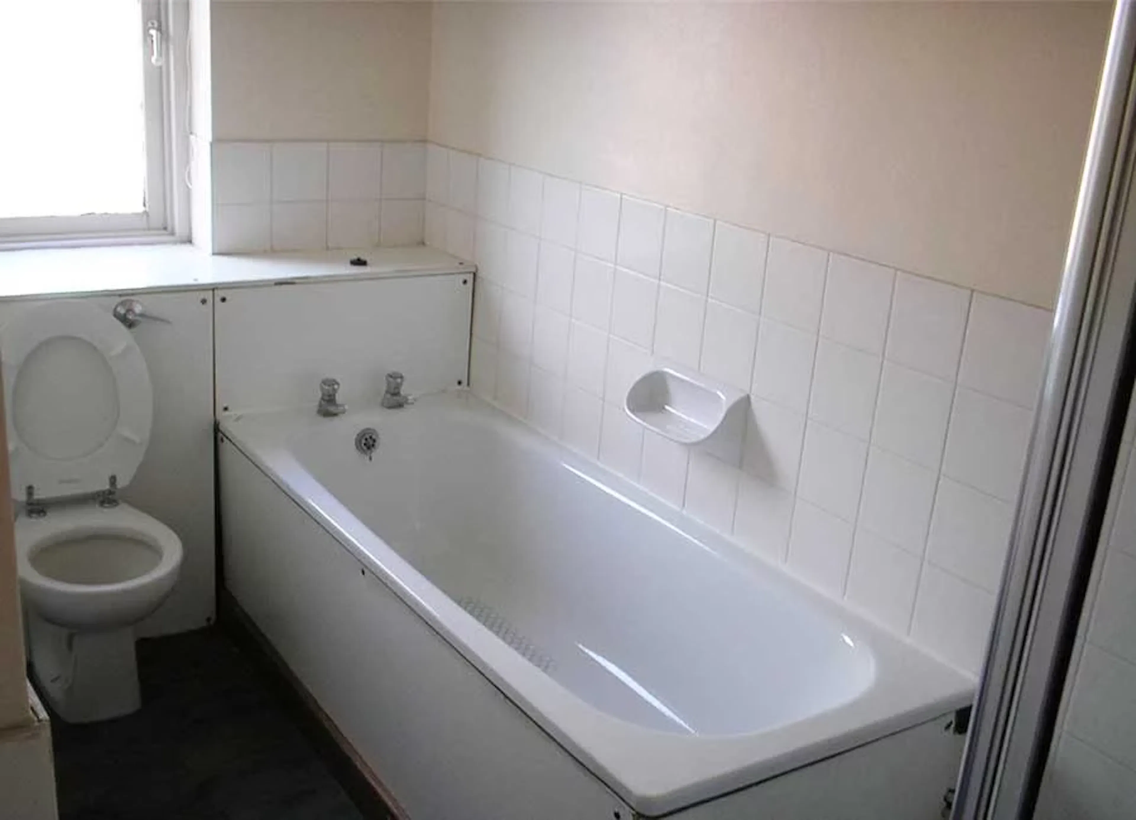 Single Ensuite Room (Hall A) BATHROOM 2
