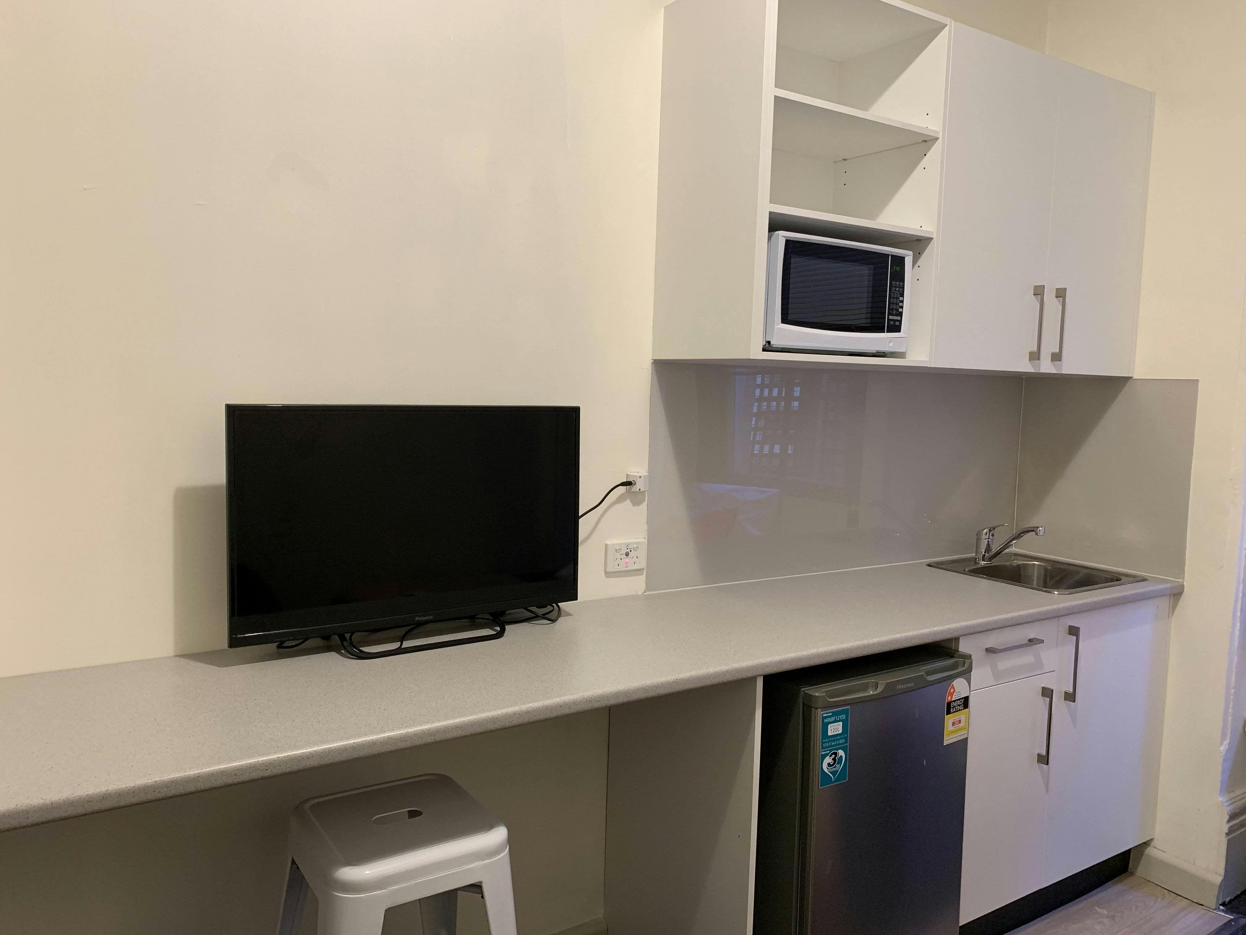 falcon-lodge-sydney-Single room with kitchenette