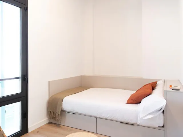 Single Premium With Kitchen room image 1