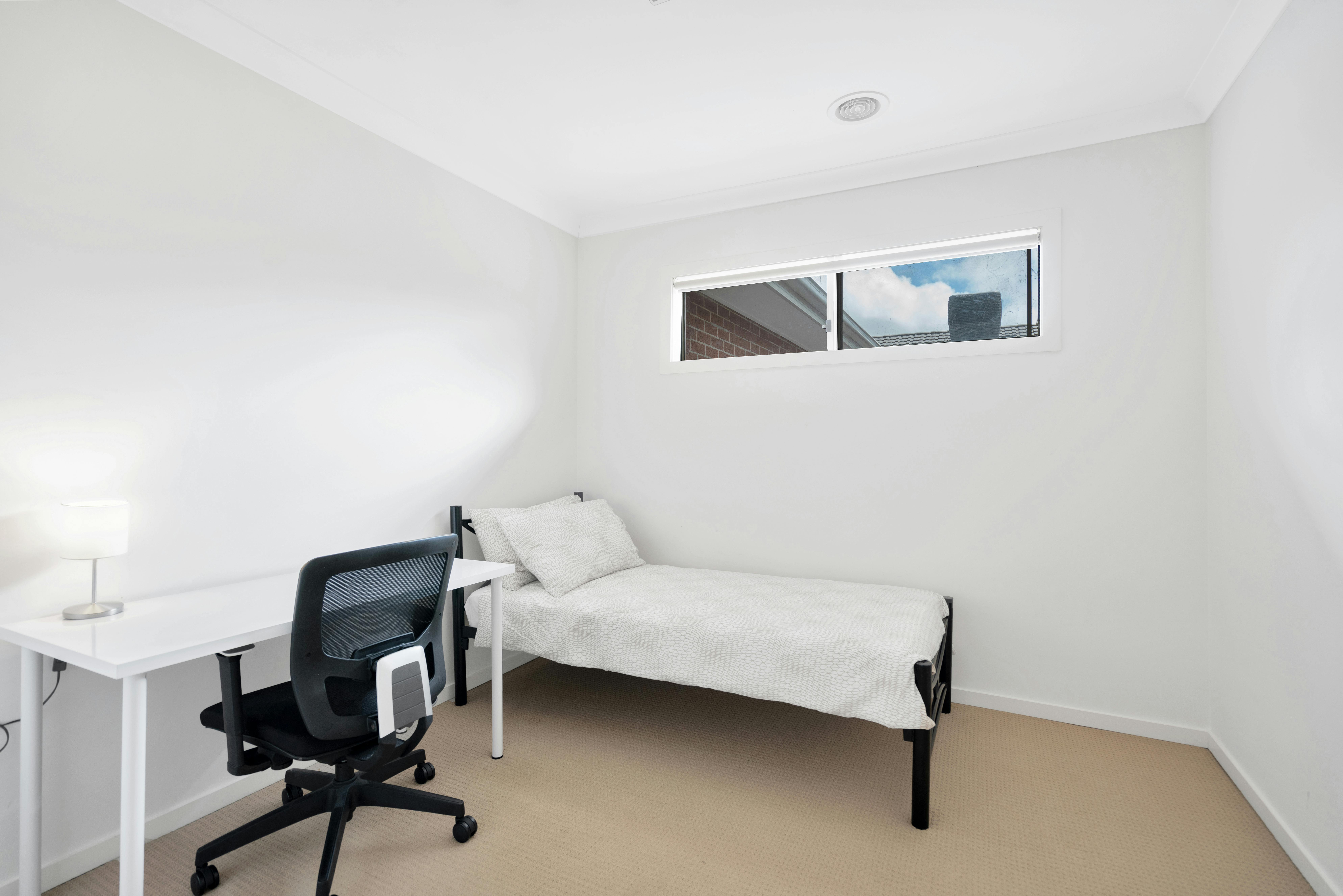 10-auguste-avenue-melbourne-Single Room