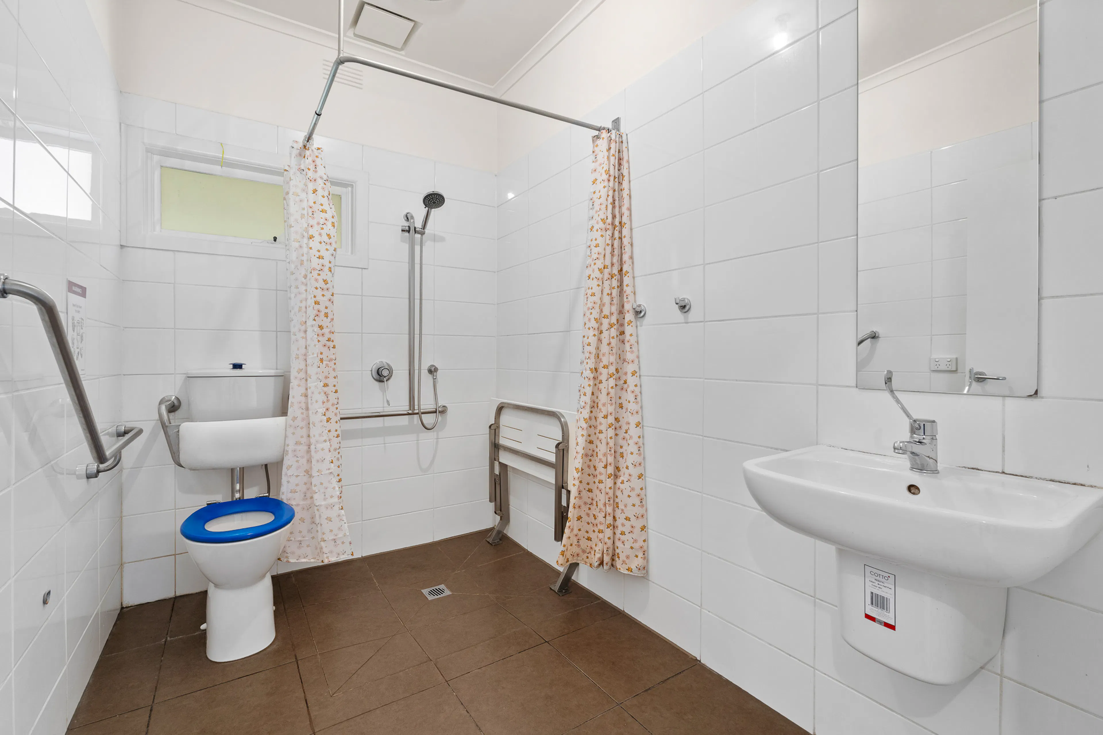 Single Room BATHROOM 4