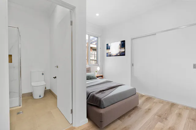 Single En-Suite room image 2