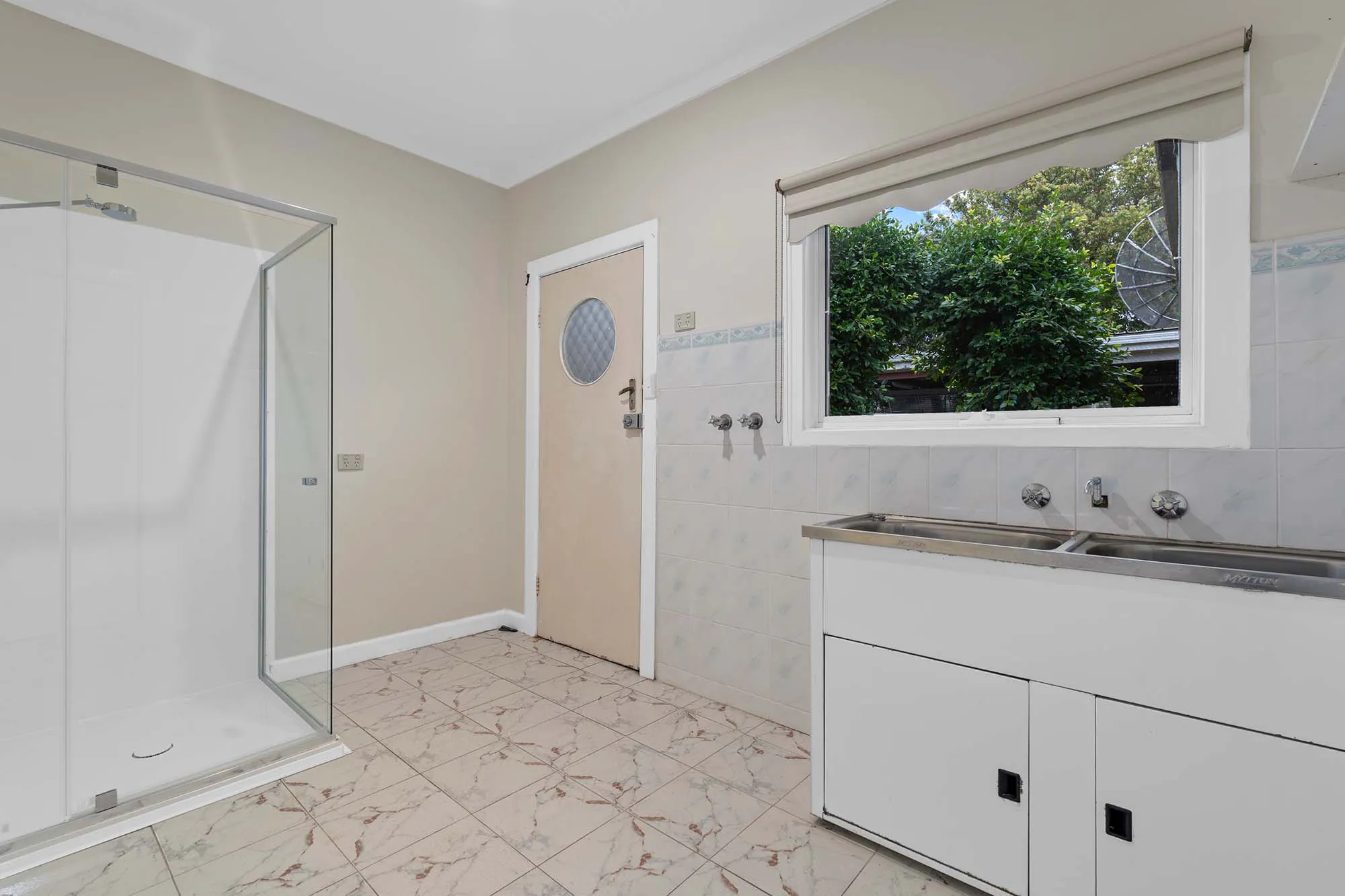 Single Room BATHROOM 3