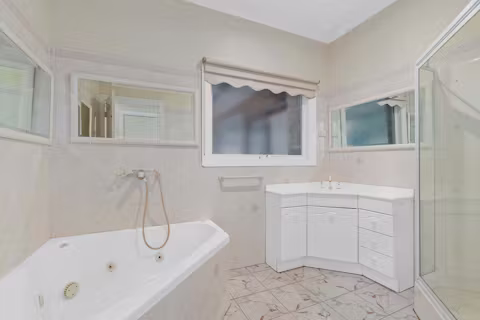 1955-dandenong-road-melbourne-BATHROOM