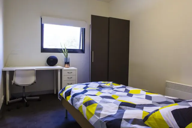 Single Room with en-suite room image 1