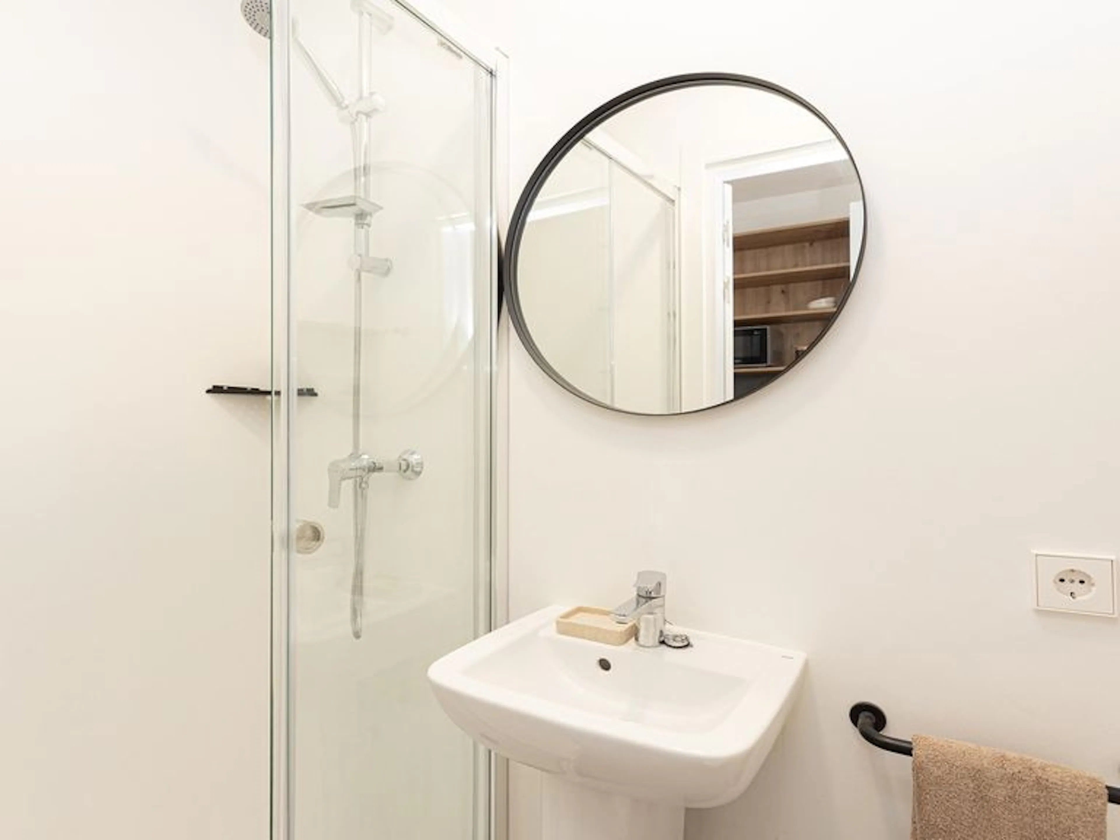 Single + with kitchen BATHROOM 4