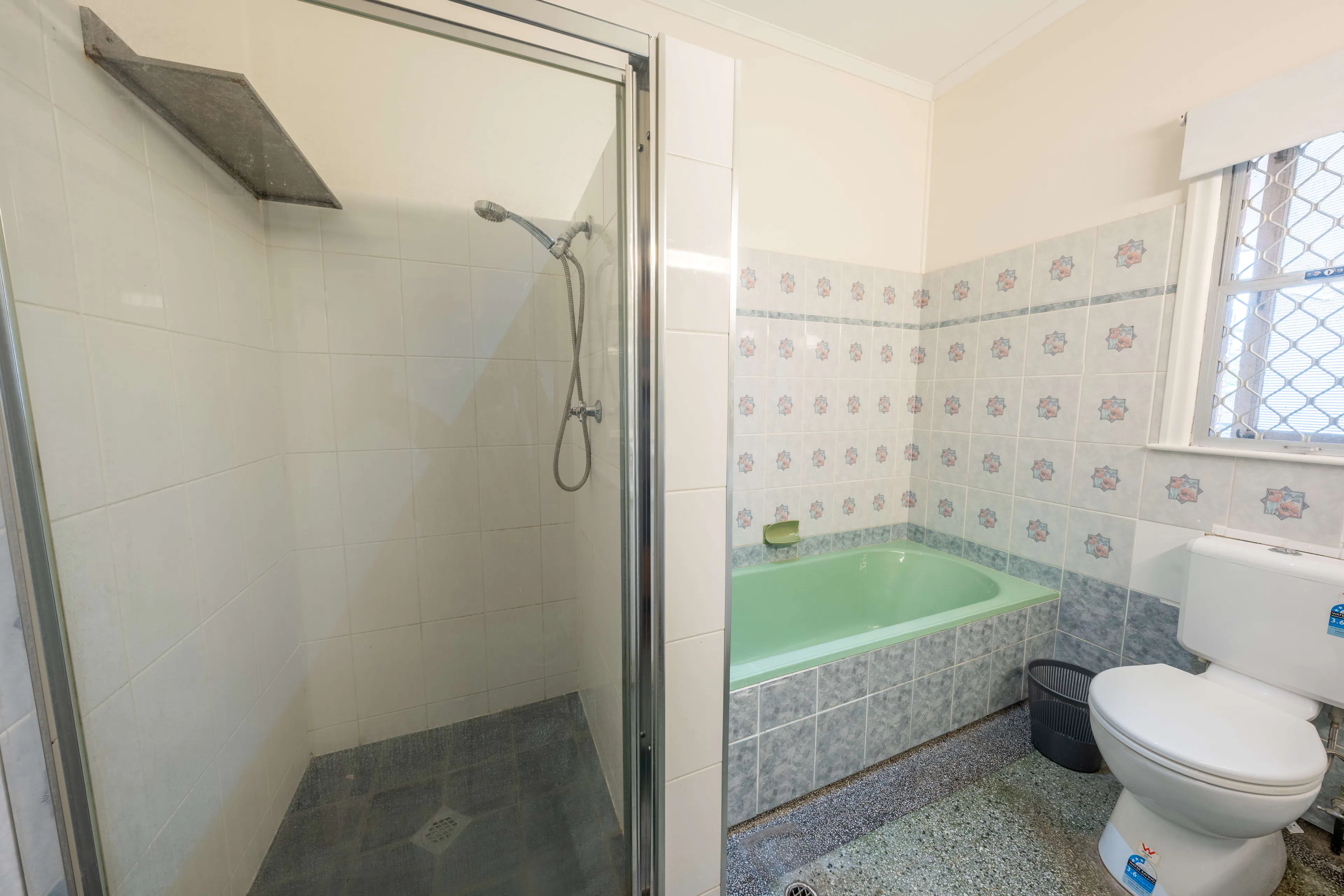 Sleek Single Room BATHROOM 2