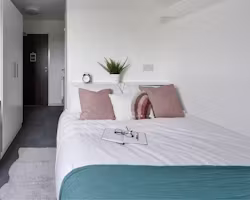 frobisher-house-plymouth-Small Ensuite