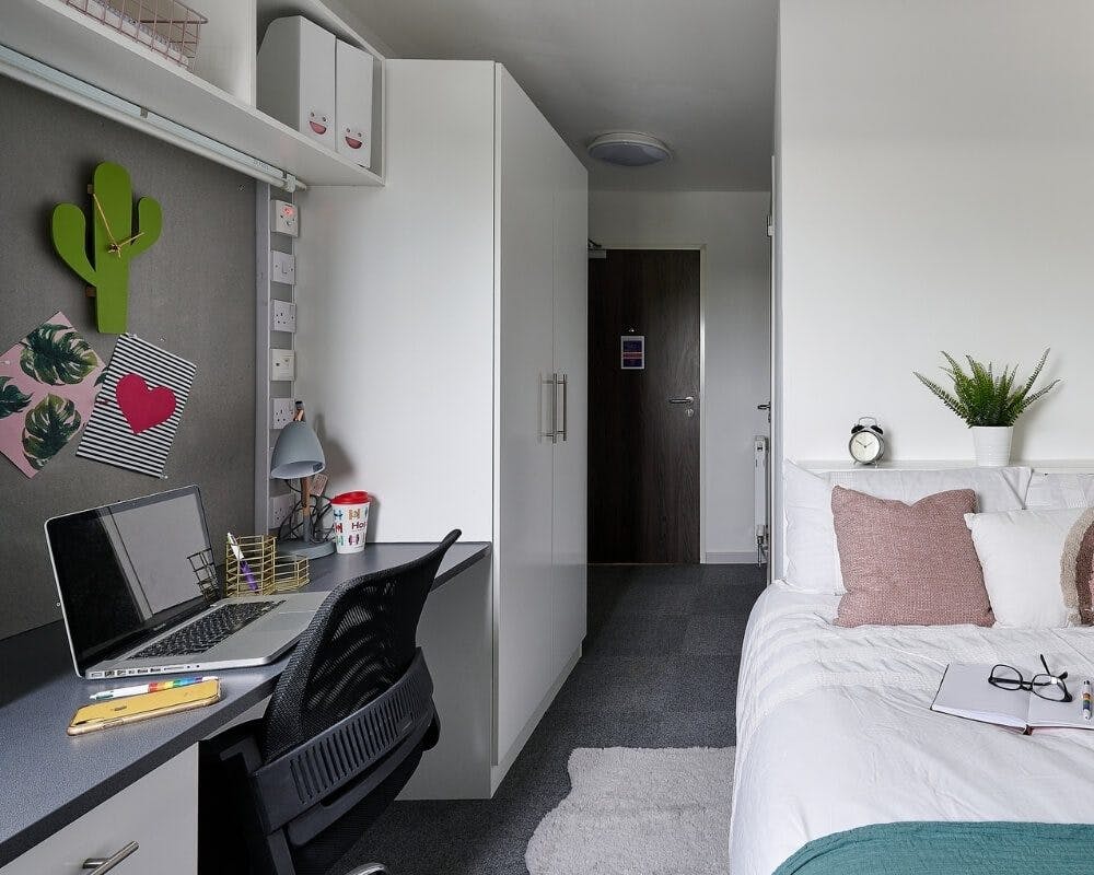 frobisher-house-old-plymouth-Small En-suite