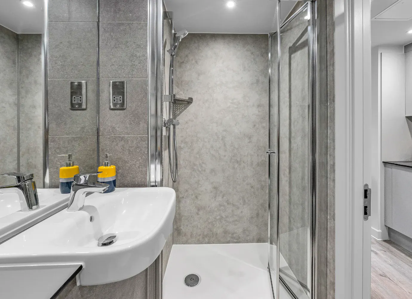 Smart Apartment BATHROOM 3