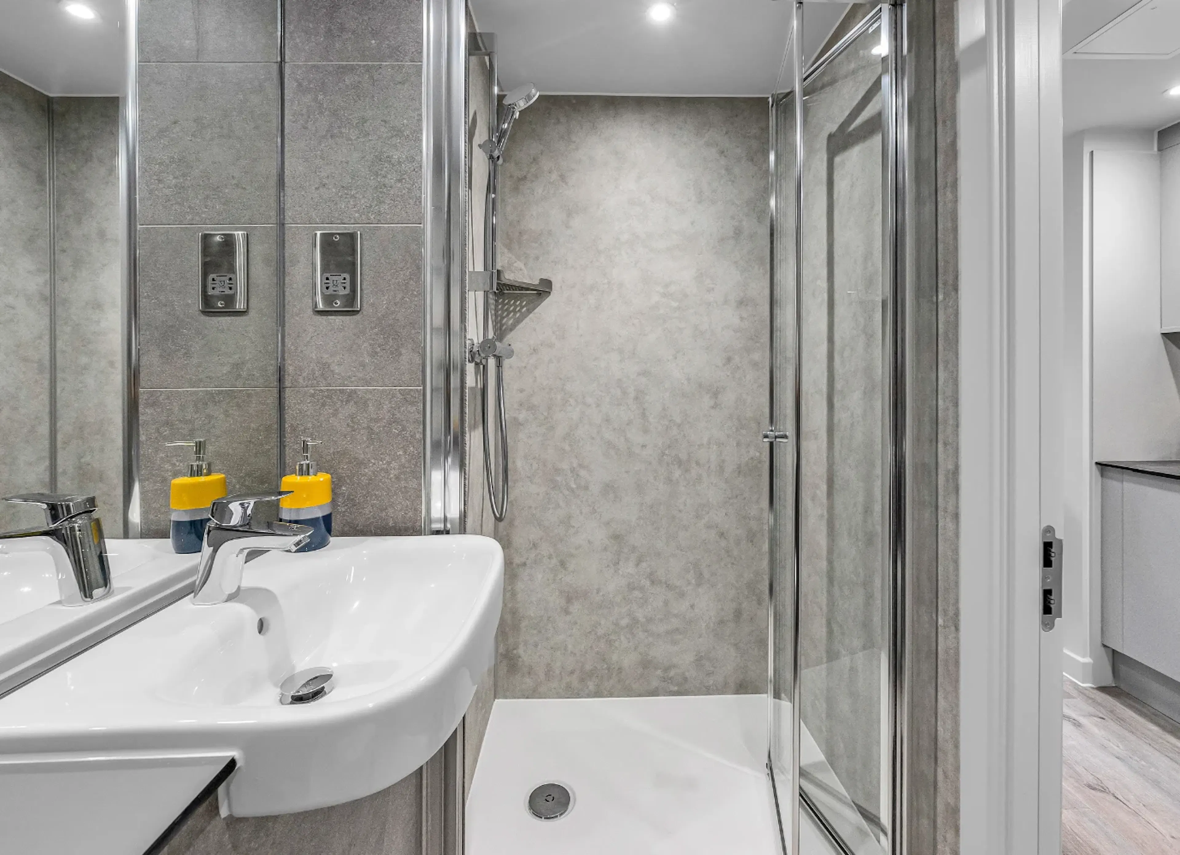 Smart Apartment BATHROOM 3